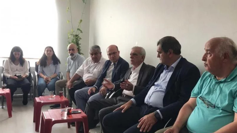 CHP'li İlhan Cihaner ve Ali Şeker'den Ahmet Türk'e ziyaret: "Sandığın gaspı karşısında direnmek herkesin boynunun borcudur"