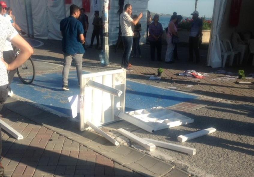 CHP'nin Seçim Çadırına Hücum: Bir Kişi Darp Edildi, Elektronik Eşyalar Parçalandı