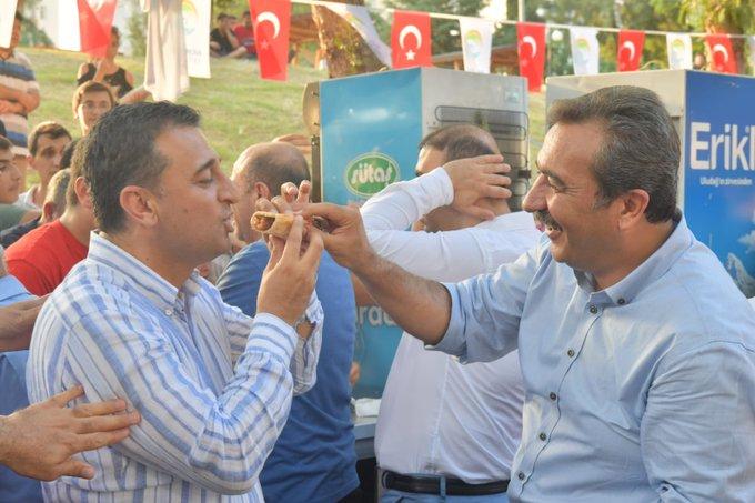 Çukurova Belediye Lideri Çetin, 23 Haziran'da İstanbul'a Oy Vermek İçin Giden Adanalılara Mangal Yaptı, Kebabı Elleriyle Yedirdi Çukurova Belediye Lideri Çetin, 23 Haziran'da İstanbul'a Oy Vermek İçin Giden Adanalılara Mangal Yaptı, Kebabı Elleriyle Yedirdi