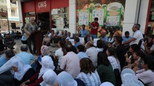 Diyarbakır'da iki belediye meclisi toplantısı; içeride kayyım heyeti, dışarı seçilmişler