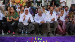 Diyarbakır'da kayyımlara karşı oturma eylemi 14. gününde: Polis Lise Caddesi'ni bariyerlerle kapattı