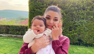 Hande Erçel sosyal medyada yeğeni Mavi'yi paylaşmaya doyamıyor