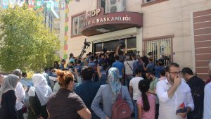 HDP Diyarbakır İl Binası önünde oturma eylemi yapan Celil Bektaş: Oğlumu gelin arabasıyla kaçırdılar