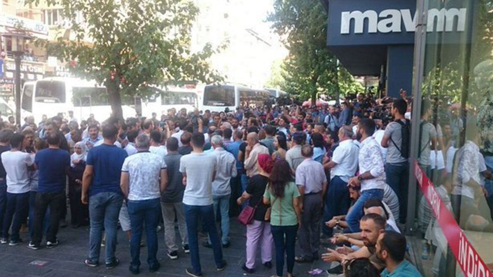 HDP'nin kayyımlara karşı kesintisiz eylemleri devam ediyor; Diyarbakır'da basın açıklamasının yapılacağı alana girişte kontrol yapılıyor