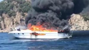Marmaris'te yanan 10 metrelik tekne battı, 3 kişi kurtarıldı