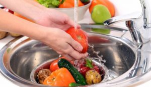Meyve ve sebzeler nasıl yıkanmalı? Bu hatalar zehirlenmeye neden olur!