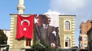 Müftülükle cami derneği arasında Atatürk posteri krizi
