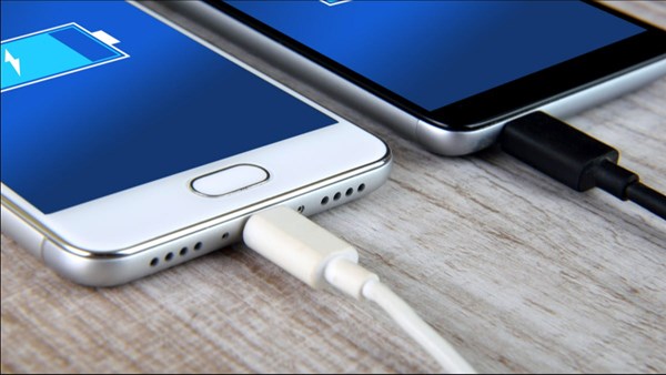 AB Apple'ı kozmik şarj uygulaması için sıkıştırıyor AB Apple'ı kozmik şarj uygulaması için sıkıştırıyor