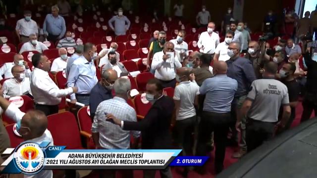 Adana Büyükşehir Belediye Meclisi'nde kelam hakkı arbedesi Adana Büyükşehir Belediye Meclisi'nde kelam hakkı arbedesi