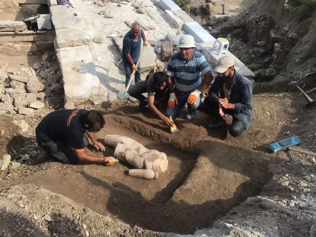 Aizanoi Antik Kenti hafriyatında "Hygieia heykeli" bulundu