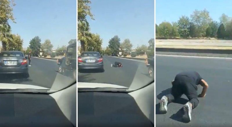 Aydın-Denizli Ortasındaki Karayolu Üzerinde Namaz Kılan Vatandaş
