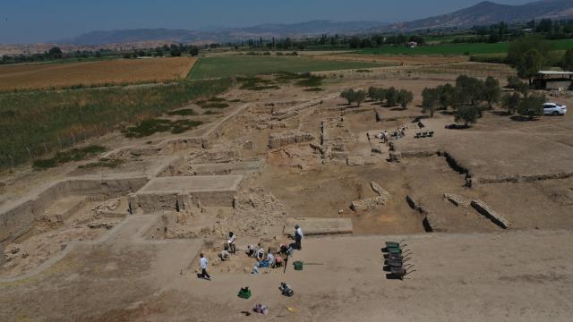 Aydın Tepecik Höyüğü'nde 3500 yıllık "seramik fırın" bulundu
