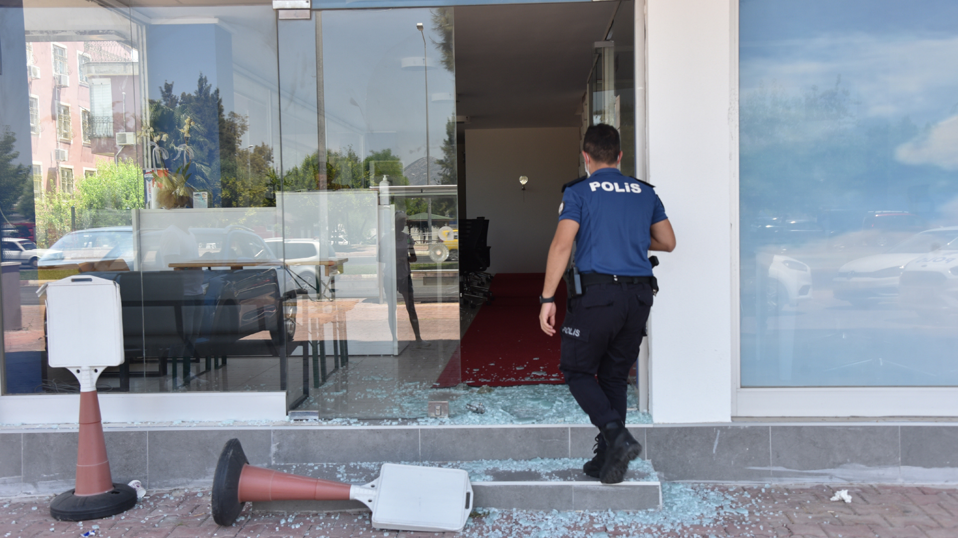 Azra Gülendam Haytaoğlu'nu öldüren Mustafa Murat Ayhan'ın iş yerine atak Azra Gülendam Haytaoğlu'nu öldüren Mustafa Murat Ayhan'ın iş yerine atak