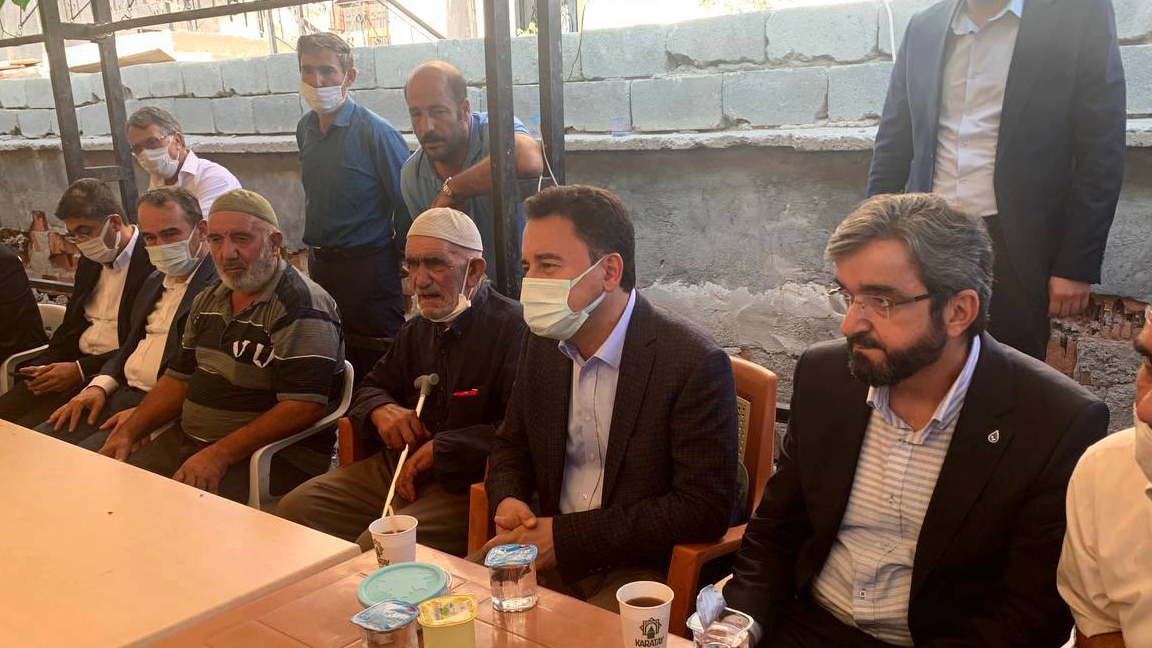 Babacan, Konya'da öldürülen 7 kişinin yakınlarına taziye ziyaretinde bulundu: Şu anda yapılması gereken, süratli ve titiz bir halde bu olayın bütün taraflarının açığa çıkarılması Babacan, Konya'da öldürülen 7 kişinin yakınlarına taziye ziyaretinde bulundu: Şu anda yapılması gereken, süratli ve titiz bir halde bu olayın bütün taraflarının açığa çıkarılması
