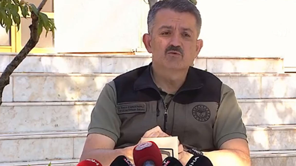 Bakan Pakdemirli: Yangınlardan etkilenen arıcılara kovan takviyesini yüzde yüz arttırarak ödeyeceğiz Bakan Pakdemirli: Yangınlardan etkilenen arıcılara kovan takviyesini yüzde yüz arttırarak ödeyeceğiz