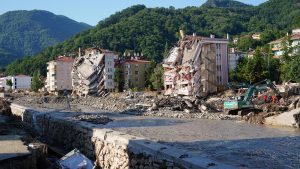 Bakanlık takımları inceledi: Sel bölgesinde 109 bina için acil yıkım kararı