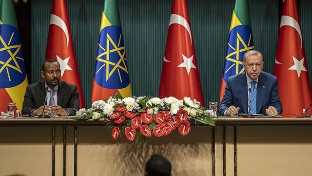 Basın toplantısına damga vuran sansür! Atatürk'ün ismini söylemeyen tercümana bir daha misyon verilmeyecek