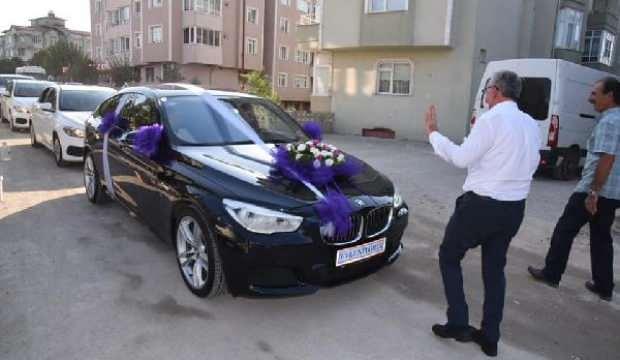 Belediye başkanı gelin arabasının önünü kesip bahşiş aldı Belediye başkanı gelin arabasının önünü kesip bahşiş aldı