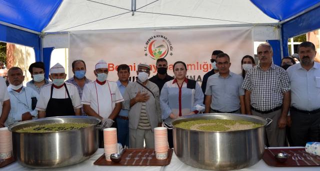 Besni ilçesinde vatandaşlara aşure ikram edildi Besni ilçesinde vatandaşlara aşure ikram edildi