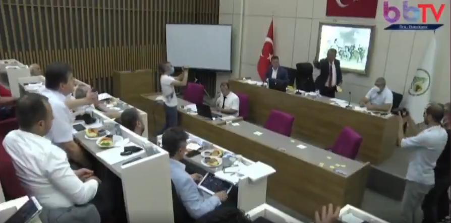 Bolu Belediye Lideri Tanju Özcan, Meclis Toplantısında AKP'li Meclis Üyelerine Çay Fırlattı