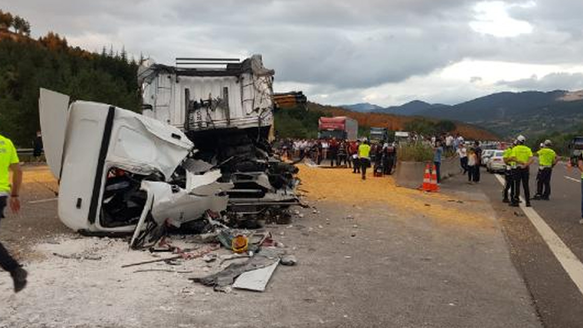 Bolu'da 1 kamyon ile 2 TIR çarpıştı: 1 meyyit, 2 yaralı Bolu'da 1 kamyon ile 2 TIR çarpıştı: 1 meyyit, 2 yaralı