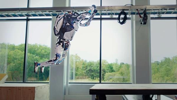 Boston Dynamics, insansı Atlas robotunun zorlayıcı parkur görüntüsünü paylaştı