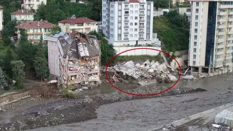 Bozkurt Belediye Lideri: Çöken apartman toprakta, müteahhitin konutu kaya tabanda inşa edilmiş Bozkurt Belediye Lideri: Çöken apartman toprakta, müteahhitin konutu kaya tabanda inşa edilmiş