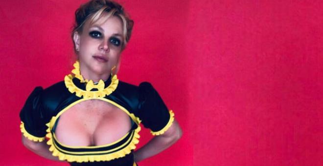 Britney Spears başları karıştırıyor! Göğüslerini elleriyle kapatıp peş peşe verdiği pozları paylaştı