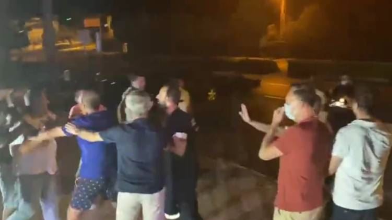 Canlı yayına hücum düzenlenen Halk TV: Biz korkmuyoruz, boyun eğmiyoruz, basın özgürlüğü mevzilerini terk etmiyoruz Canlı yayına hücum düzenlenen Halk TV: Biz korkmuyoruz, boyun eğmiyoruz, basın özgürlüğü mevzilerini terk etmiyoruz