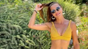 Ebru Şallı'nın "Sarı sevenler" notuyla paylaştığı bikinili fotoğrafına beğeni yağdı