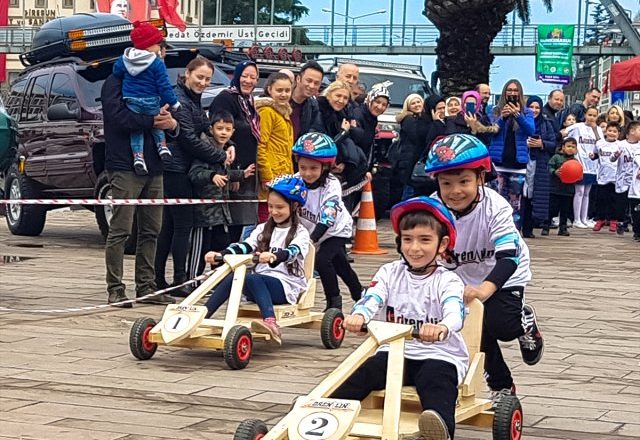 Giresun'da Çocuklar Tahta Otomobillerle Yarıştı