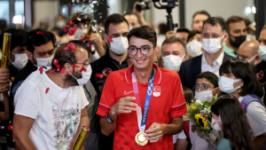 Olimpiyat şampiyonu Mete Gazoz, Türkiye'ye döndü