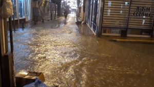 Sel felaketinin akabinde Kastamonu'da sağanak yağış tesirli oldu; birtakım iş yerlerini su bastı