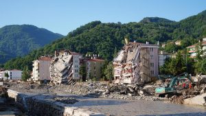 Sel felaketinin yaşandığı Bozkurt'ta çöken Ölçer Apartmanı'nın müteahhidi hakkında gözaltı kararı