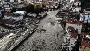 Sel felaketinin yaşandığı Bozkurt'tan geçen Ezine Çayı'nın iki yanındaki duvarlardan biri başkasından bir metre alçakmış