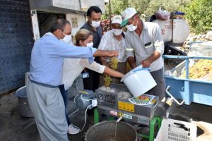 Tarsus Belediyesi'nden vatandaşlara üzüm sıkma ve salça makinası