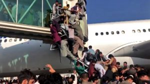 Yeni Şafak müellifi Karagül: 'Mülteci’ operasyonlarıyla içeriden savaş yürütenler, Kabil Havaalanı’nda olanlardan ders almalı