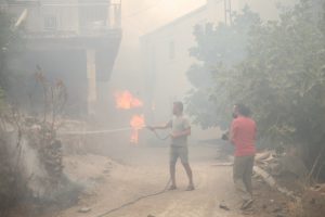 Yeni Şafak muharriri: ‘Devlet yok’ imajı oluşturmak için yangın söndürme çalışmalarını sabote ettiler