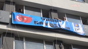 Yeterli Parti, parti binalarına "Hudut Namustur" pankartı astı