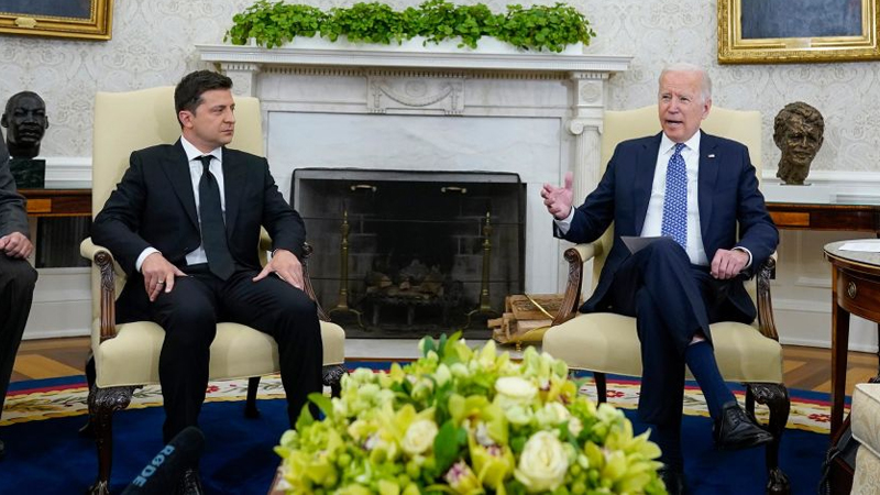 ABD Lideri Biden ve Ukraynalı mevkidaşı Zelenskiy, Beyaz Saray'da bir ortaya geldi