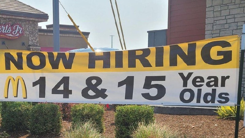 ABD'nin Oregon eyaletindeki McDonald's, işgücü ıstırabı nedeniyle 14 yaşındaki gençleri işe alıyor ABD'nin Oregon eyaletindeki McDonald's, işgücü ıstırabı nedeniyle 14 yaşındaki gençleri işe alıyor
