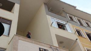 Afyonkarahisar'da yangın: 5 katlı binaya merdivensiz yangın söndürme aracı geldi