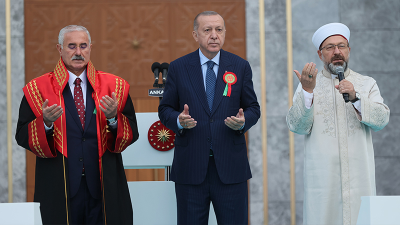 Cübbeli, dualı açılışa hukukçulardan reaksiyon: Din aksiliği ile ilgisi yok, laik bir adalet sisteminde bu manzara kabul edilemez