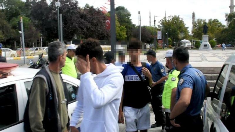Edirne'de sokaktan geçenlere cinsel organını gösteren 4 kişi gözaltına alındı Edirne'de sokaktan geçenlere cinsel organını gösteren 4 kişi gözaltına alındı