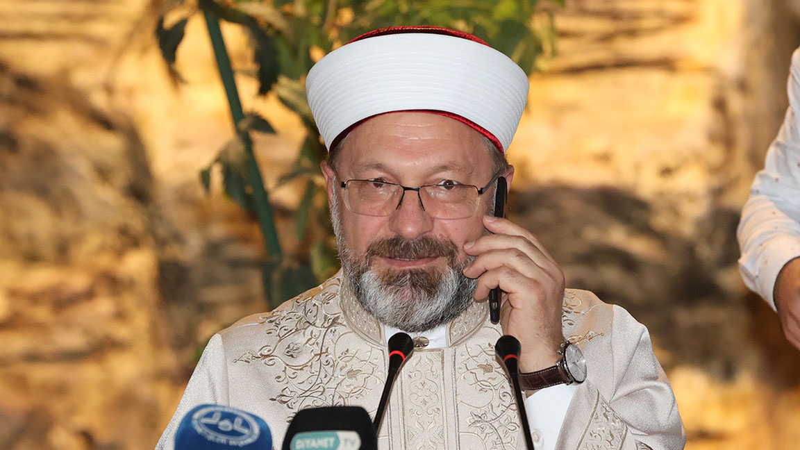 Erdoğan, Ali Erbaş'ı aradı; vatandaşlara dinletti: Son devirlerde, Diyanet topluluğumuz üzerinde kimi spekülatif olaylar cereyan ediyor Erdoğan, Ali Erbaş'ı aradı; vatandaşlara dinletti: Son devirlerde, Diyanet topluluğumuz üzerinde kimi spekülatif olaylar cereyan ediyor