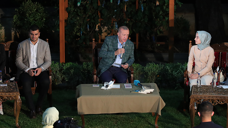 Erdoğan: Şiir yazmıyorum, eşimle şiir üzere bir ömrümüz var