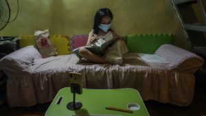 Filipinler'de milyonlarca öğrenci, ikinci uzaktan eğitim yılı için meskenlere kapandı