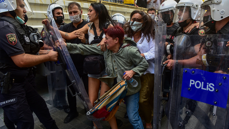 İstanbul'da 1 Eylül barış mitinginin yasaklanmasına karşı protesto açıklamasına polis müdahalesi: 47 kişi gözaltına alındı İstanbul'da 1 Eylül barış mitinginin yasaklanmasına karşı protesto açıklamasına polis müdahalesi: 47 kişi gözaltına alındı