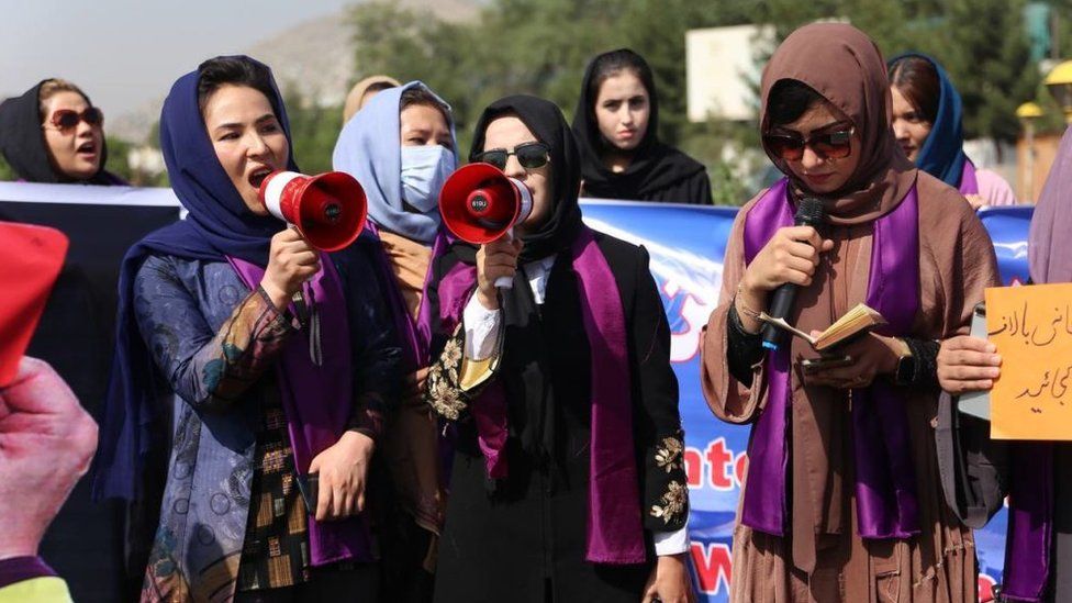 Kabil'de bayanlar Taliban karşısında protesto için sokağa çıktı