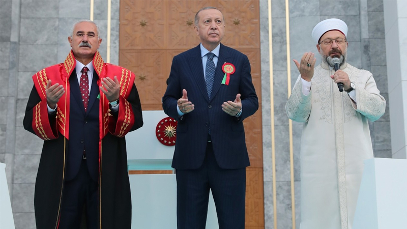 Karar muharriri Mehmet Ocaktan: AK Parti iktidarı, dini bir kalkan üzere kullanarak muhaliflerini açıktan tehdit ediyor Karar muharriri Mehmet Ocaktan: AK Parti iktidarı, dini bir kalkan üzere kullanarak muhaliflerini açıktan tehdit ediyor
